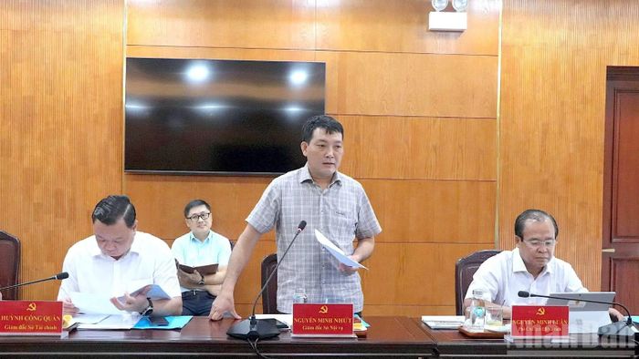 Giám đốc Sở Nội vụ tỉnh Cà Mau Nguyễn Minh Nhứt (đứng) thông tin tại buổi làm việc về việc sắp xếp nhân sự tại Trung tâm Khởi nghiệp và Đổi mới sáng tạo sáp nhập. (Ảnh: HỮU TÙNG)