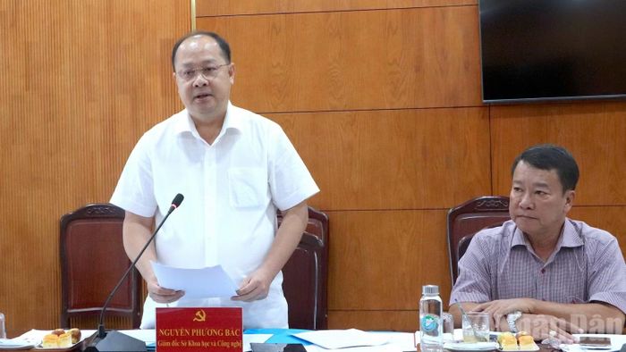 Tiến sĩ Nguyễn Phương Bắc, Giám đốc Sở Khoa học và Công nghệ Cà Mau (bên trái) đề xuất một số giải pháp tháo gỡ khó khăn cho Trung tâm Khởi nghiệp và Đổi mới sáng tạo tại buổi làm việc với lãnh đạo tỉnh. (Ảnh: HỮU TÙNG)