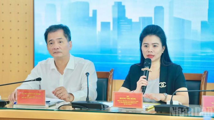 Bà Hoàng Thu Hằng, Phó Cục trưởng Cục Quản lý nhà và thị trường bất động sản (Bộ Xây dựng) chia sẻ. (Ảnh: KHỔNG CHÍ)
