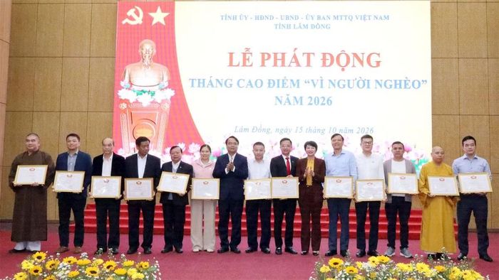 Đồng chí Đặng Hồng Sỹ và Phạm Thị Phúc trao Bằng khen tặng các tập thể, cá nhân có nhiều đóng góp trong công tác an sinh xã hội trên địa bàn tỉnh Lâm Đồng, giai đoạn 2025-2026. (Ảnh: H.P)