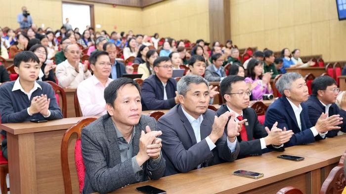 Đại diện cơ quan, đơn vị, doanh nghiệp dự buổi lễ. (Ảnh: H.P)