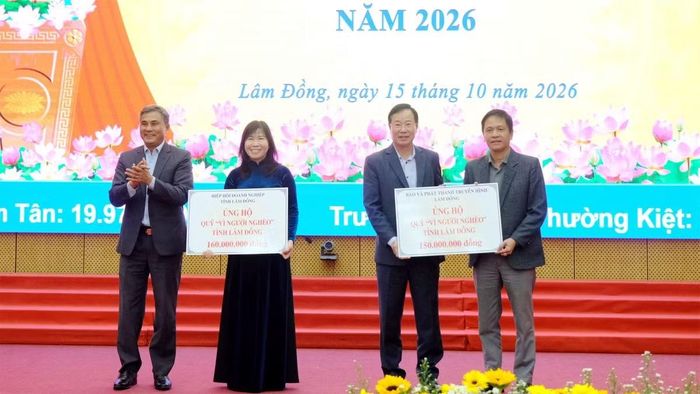 Các cơ quan, đơn vị, doanh nghiệp ủng hộ Quỹ “Vì người nghèo” tỉnh Lâm Đồng. (Ảnh: H.P)