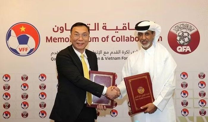 Chủ tịch VFF Trần Quốc Tuấn (trái) ký hợp tác cùng Chủ tịch Liên đoàn Bóng đá Qatar. (Ảnh: VFF)