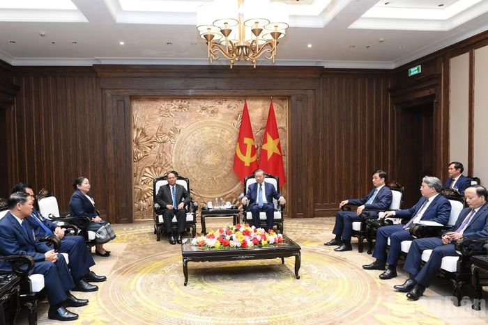 Quang cảnh cuộc tiếp đồng chí Vilay Lakhamphong, Ủy viên Bộ Chính trị, Thường trực Ban Bí thư Trung ương Đảng Nhân dân Cách mạng Lào.