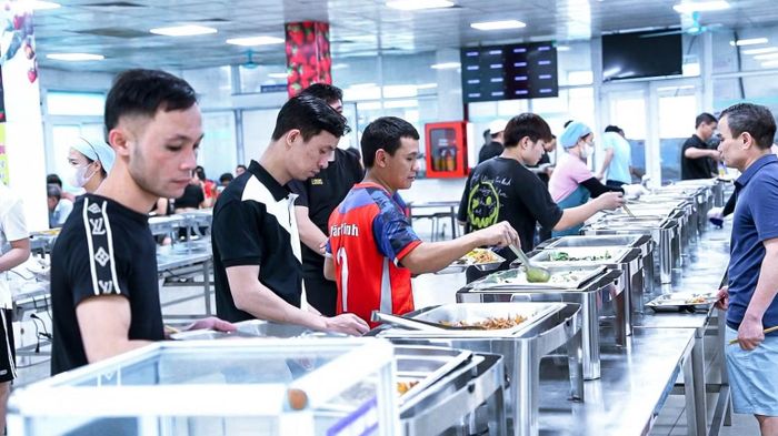 Người lao động tại các công ty được ăn tự chọn. (Ảnh: Công đoàn TKV)