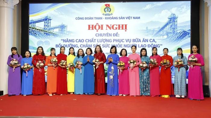 Công đoàn TKV tôn vinh, biểu dương các tập thể đạt danh hiệu “Nhà ăn văn minh”, “Ca phục vụ kiểu mẫu”. (Ảnh: NGỌC LAN)