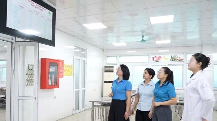 Công đoàn Công ty Cổ phần Than Vàng Danh giám sát chất lượng bữa ăn ca theo chu trình khép kín. (Ảnh: Công ty Than Vàng Danh)