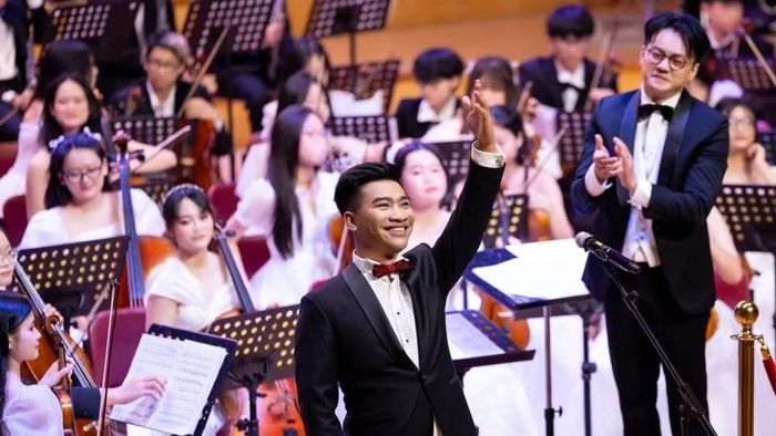 Nguyễn Khắc Hòa trong một chương trình biểu diễn của Nhà hát Nhạc Vũ kịch Việt Nam. (Ảnh: HAA)