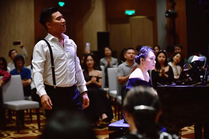 Nguyễn Khắc Hòa đã nỗ lực tạo nên một hành trình thành công như câu chuyện cổ tích "từ cánh đồng lúa quê hương đến với sân khấu opera". (Ảnh: HAA)