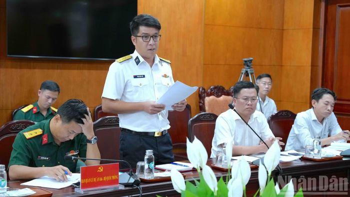 Đại diện chủ đầu tư công trình trọng điểm báo cáo tình hình triển khai dự án tại khu vực đảo Hòn Khoai tại cuộc họp. (Ảnh: HỮU TÙNG)