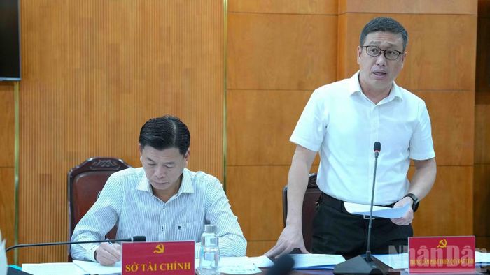 Giám đốc Trung tâm phát triển quỹ đất tỉnh Cà Mau Tăng Vũ Em báo cáo tình hình giải phóng mặt bằng các dự án trọng điểm. (Ảnh: HỮU TÙNG)