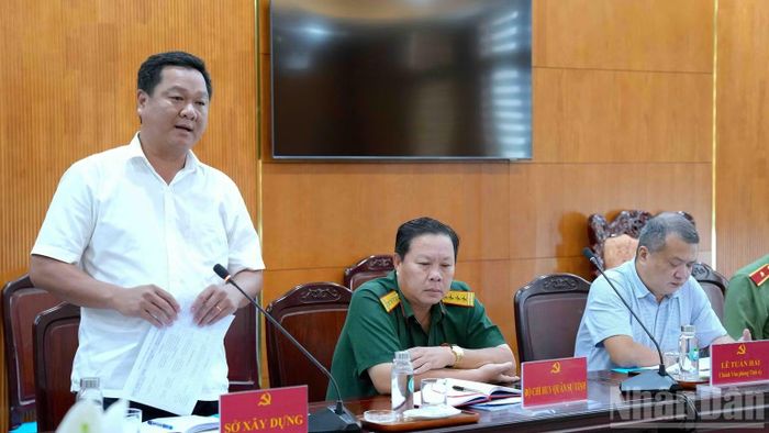Phó Giám đốc Sở Xây dựng tỉnh Cà Mau Lê Chí Nguyện nêu một số khó khăn về nguyên vật liệu phục vụ các dự án trọng điểm. (Ảnh: HỮU TÙNG)