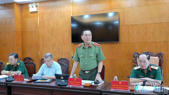 Thiếu tướng Hồ Việt Triều, Ủy viên Ban Thường vụ Tỉnh ủy, Giám đốc Công an tỉnh Cà Mau (đứng) thông tin về công tác phối hợp bảo đảm an ninh, trật tự tại các dự án. (Ảnh: HỮU TÙNG)
