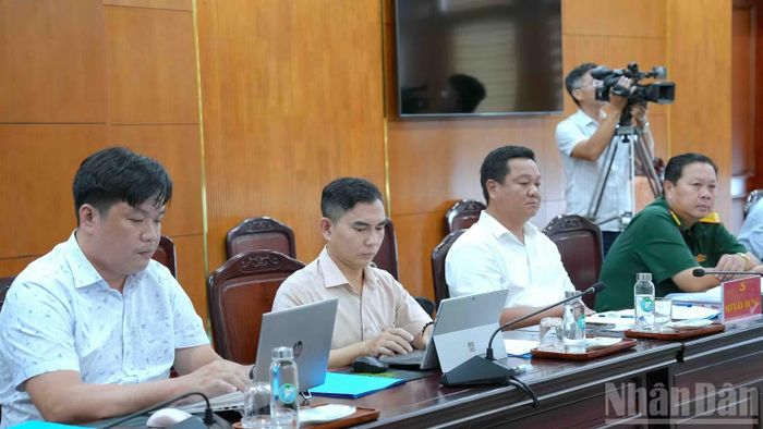 Thành viên tổ giúp việc tham dự tại cuộc họp. (Ảnh: HỮU TÙNG)
