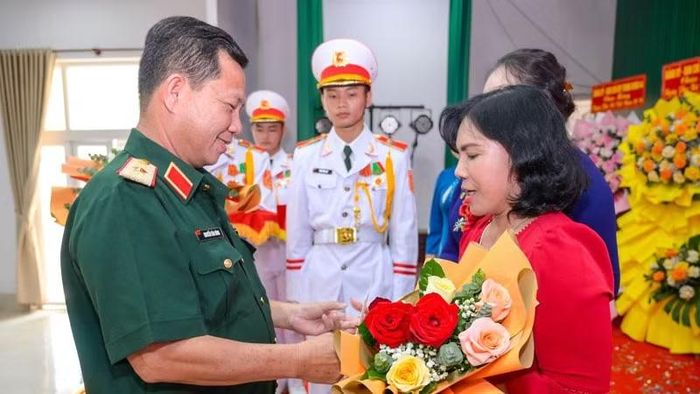 Thiếu tướng Nguyễn Văn Hùng, Chỉ huy trưởng Bộ Chỉ huy quân sự tỉnh An Giang trao hoa, quà chúc mừng các đại biểu và cán bộ, hội viên phụ nữ. (Ảnh: PHƯƠNG VŨ)