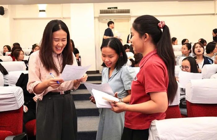 Giáo viên và sinh viên trao đổi, thực hành giao tiếp tiếng Anh. (Ảnh: TQ)
