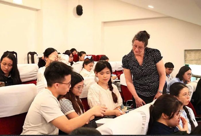 Chuyên gia đến từ Đại học Deakin hướng dẫn sinh viên thực hành các hoạt động giao tiếp tiếng Anh. (Ảnh: TQ)
