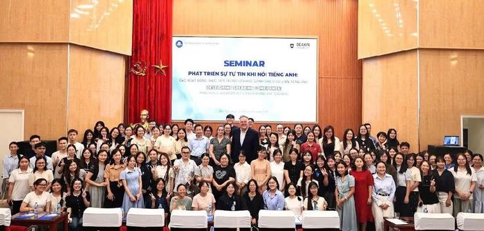 Các đại biểu, giảng viên và sinh viên chụp ảnh lưu niệm tại chương trình. (Ảnh: TQ)