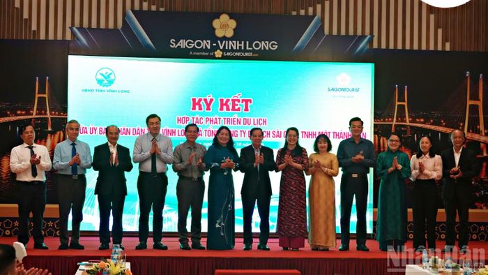 Các đại biểu chúc mừng sau lễ ký kết hợp tác phát triển du lịch. (Ảnh: LINH BẢO)