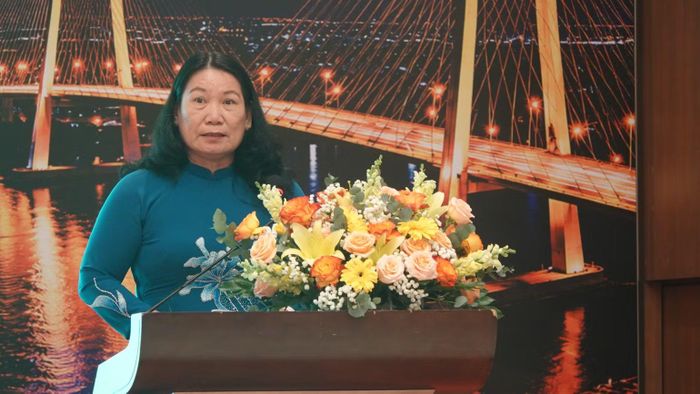 Bà Nguyễn Thị Bé Mười, Phó Chủ tịch Ủy ban nhân dân tỉnh Vĩnh Long phát biểu tại buổi ký kết hợp tác. (Ảnh: LINH BẢO)