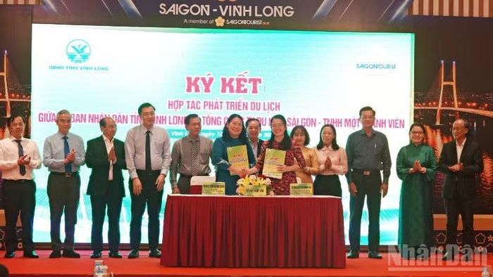 Đại diện lãnh đạo Ủy ban nhân dân tỉnh Vĩnh Long và đại diện lãnh đạo Saigontourist Group ký kết hợp tác phát triển du lịch. (Ảnh: LINH BẢO)