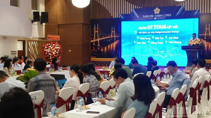 Quang cảnh buổi lễ ký kết hợp tác. (Ảnh: LINH BẢO)