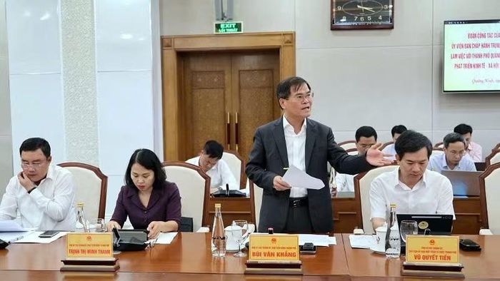 Chủ tịch Ủy ban nhân dân thành phố Quảng Ninh Bùi Văn Khắng báo cáo với Phó Thủ tướng Chính phủ và Đoàn công tác. (Ảnh: QUANG THỌ)