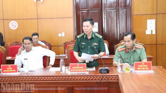 Đại tá Đỗ Quang Thấm, Phó Chính ủy Bộ Chỉ huy quân sự tỉnh, Chính ủy Ban Chỉ huy Bộ đội Biên phòng tỉnh Đắk Lắk phát biểu ý kiến tại hội nghị. (Ảnh: CÔNG LÝ)