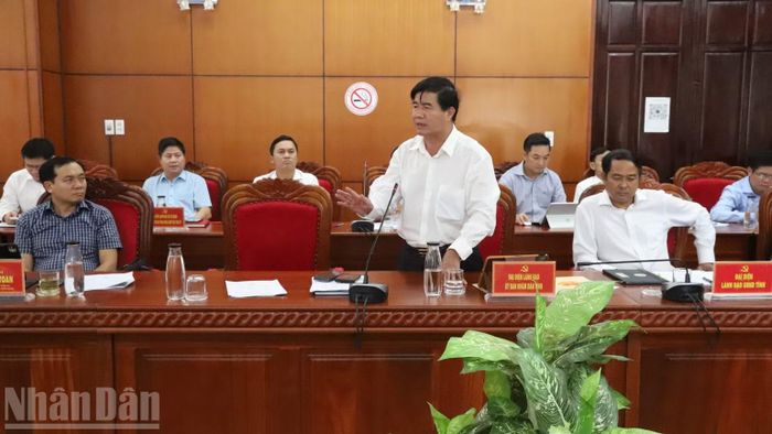Phó Chủ tịch Ủy ban nhân dân tỉnh Đắk Lắk Nguyễn Thiên Văn trao đổi ý kiến tại hội nghị. (Ảnh: CÔNG LÝ)