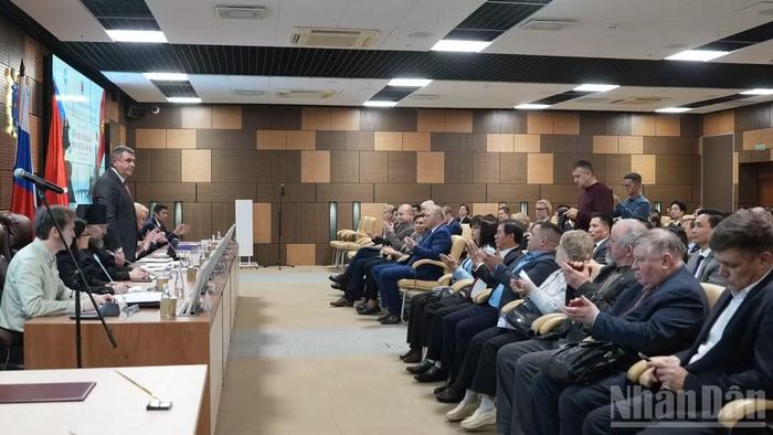 Quyền Chủ tịch Ủy ban Đối ngoại Saint Petersburg Vyacheslav Kalganov phát biểu ý kiến. (Ảnh: THANH THỂ)