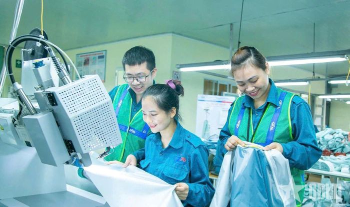 Phụ nữ Nhà máy Z176, Tổng cục Công nghiệp Quốc phòng phát huy sáng kiến, cải tiến kỹ thuật, nâng cao chất lượng sản phẩm lều xuất khẩu. Ảnh: PHƯƠNG ANH