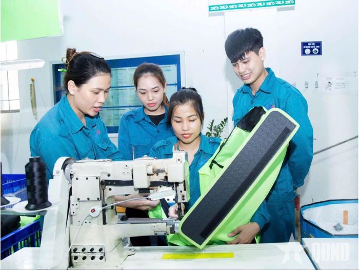 Phụ nữ Nhà máy Z176, Tổng cục Công nghiệp Quốc phòng nghiên cứu, phát triển sản phẩm ba lô xuất khẩu cho đối tác Decathlon (Pháp). Ảnh: PHƯƠNG ANH 