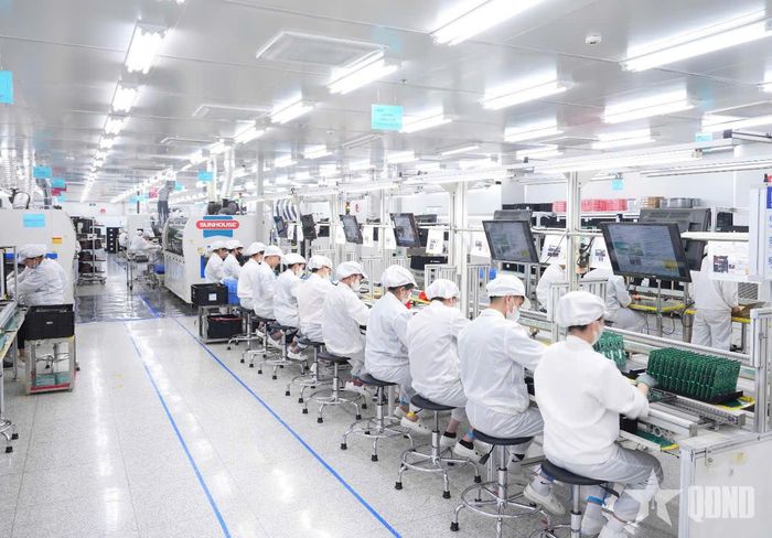 Công nhân làm việc trên dây chuyền sản xuất tại Nhà máy Narae Sunhouse System. Ảnh: MINH NGUYỄN