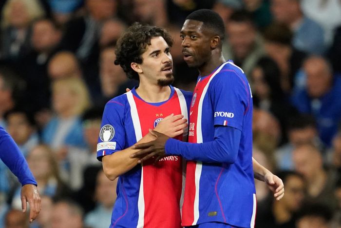 Vitinha (bên trái) và Dembele lập công trong thắng lợi 4-2 của Paris Saint-Germain trước Man City. Ảnh: AP
