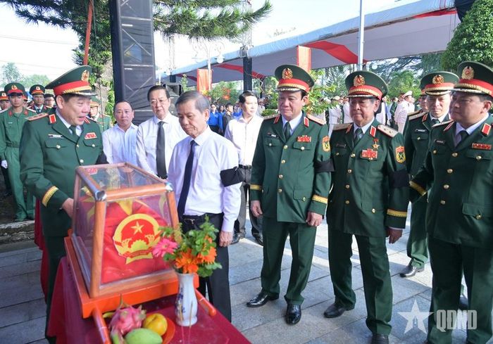 Các đại biểu tưởng nhớ các anh hùng liệt sĩ.  
