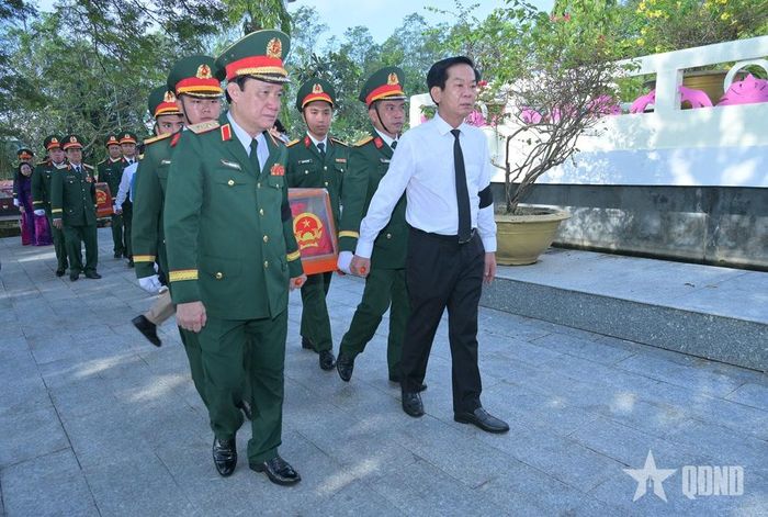 Lãnh đạo Quân khu 9 và TP Cần Thơ thực hiện nghi thức an táng hài cốt liệt sĩ.  