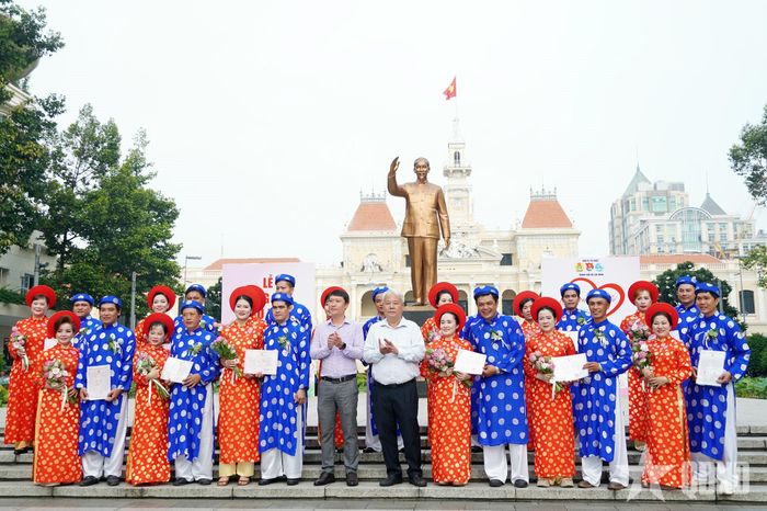  Việc trao giấy chứng nhận đăng ký kết hôn là bảo chứng cho lễ cưới ý nghĩa, trọn vẹn, đúng quy định.