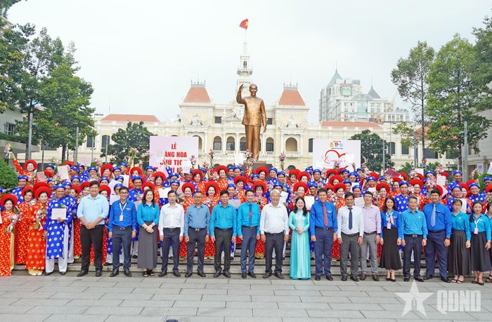 Các đại biểu cùng 52 cặp đôi thanh niên tham gia Lễ cưới tập thể năm 2026. 