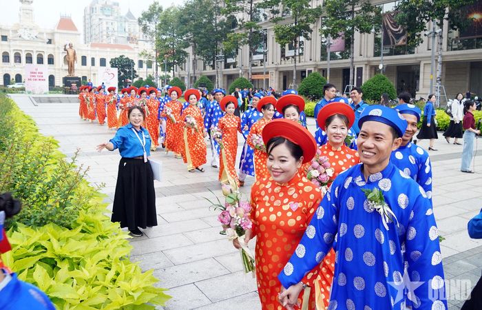 Các cô dâu chú rể rạng rỡ hạnh phúc ngày chung đôi. 