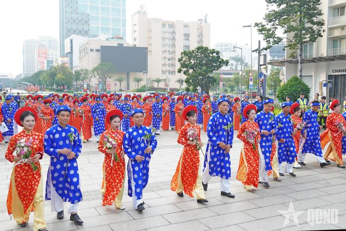  Các cặp đôi thực hiện nghi thức dâng hoa Chủ tịch Hồ Chí Minh tại Công viên Tượng đài Chủ tịch Hồ Chí Minh.