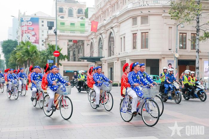  Các cặp đôi diễu hành xe đạp qua những tuyến đường trung tâm TP Hồ Chí Minh.
