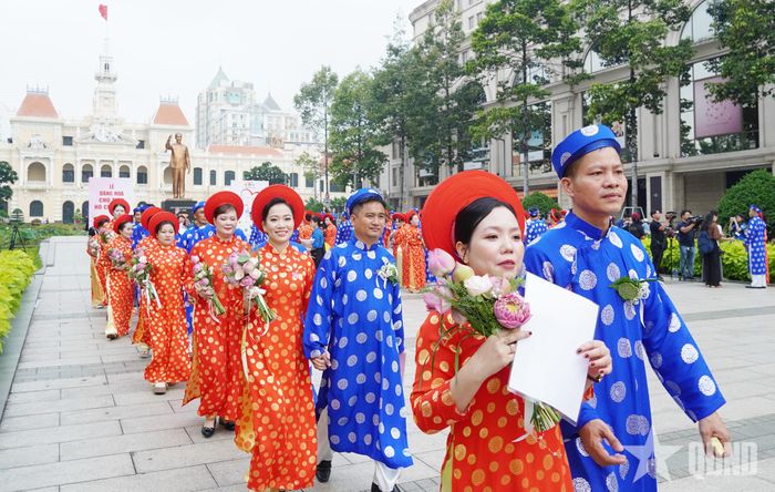 Sau Lễ dâng hoa Chủ tịch Hồ Chí Minh, các cặp đôi di chuyển bằng tuyến metro số 1 (Bến Thành – Suối Tiên) đến ga Suối Tiên, sau đó tiếp tục di chuyển bằng xe đến Trung tâm Triển lãm Quốc tế WTC Expo, phường Bình Dương.