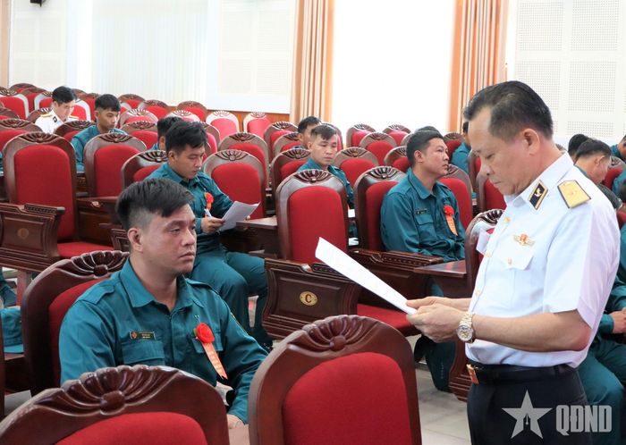  Chuẩn đô đốc Nguyễn Thiên Quân, Phó tham mưu trưởng Quân chủng Hải quân kiểm tra phần thi lý thuyết của các thí sinh.