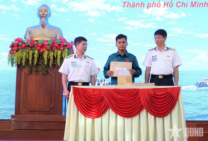  Các thí sinh lựa chọn đề thi.