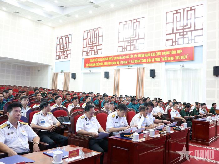  Các đại biểu tham dự buổi quán triệt.