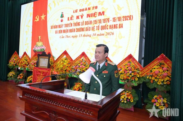 Trung tướng Hồ Văn Thái, Bí thư Đảng ủy, Chính ủy Quân khu 9 phát biểu chỉ đạo tại lễ kỷ niệm. 
