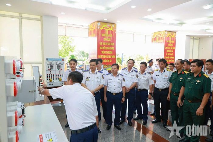 Các đại biểu tham quan mô hình huấn luyện của tàu. 