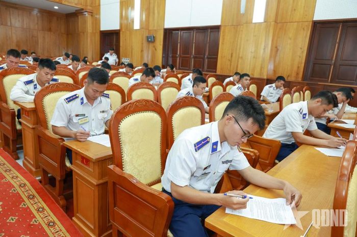 Các thí sinh thực hiện nội dung thi lý thuyết. 