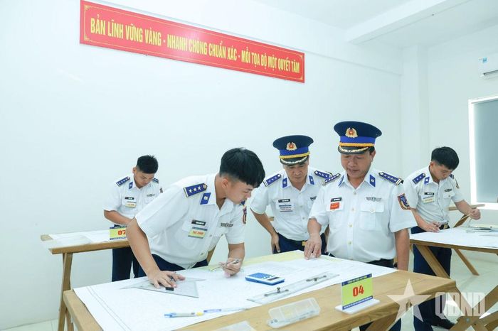Các thí sinh thực hiện nội dung thi tác nghiệp vận động trên hải đồ. 