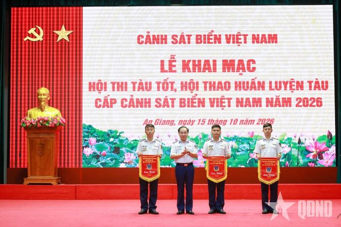 Ban tổ chức Hội thi, Hội thao tặng Cờ lưu niệm các tàu tham gia tại khu vực IV. 